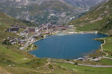 Fransa dağlarındaki Tignes tatil köyünün manzarası