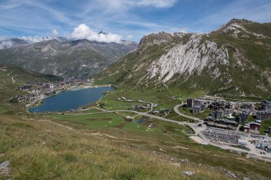 Fransa dağlarındaki Tignes tatil köyünün manzarası