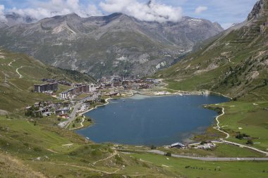 Fransa dağlarındaki Tignes tatil köyünün manzarası