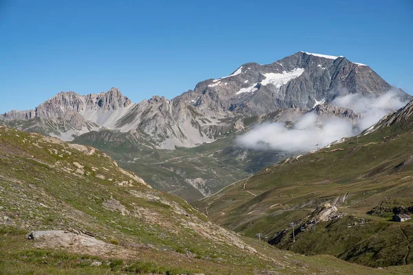 氷河の前の頂上で夏の登山家 — ストック写真