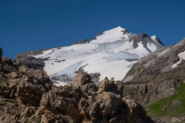 氷河の前の頂上で夏の登山家 — ストック写真