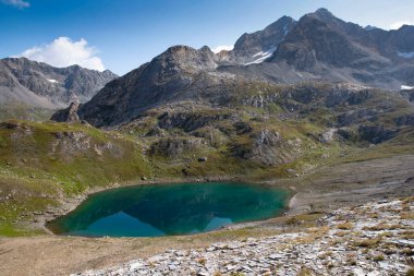 Yazın göl ve buzullarla kaplı dağ manzarası