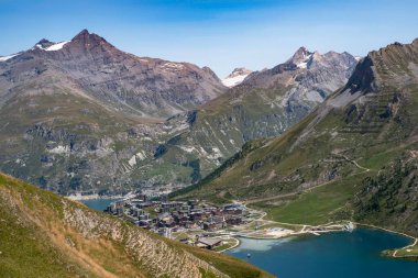 Fransa dağlarındaki Tignes tatil köyünün manzarası