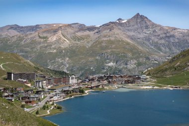 Fransa dağlarındaki Tignes tatil köyünün manzarası