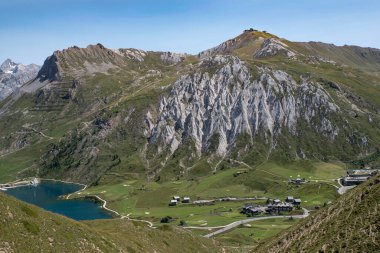 Fransa dağlarındaki Tignes tatil köyünün manzarası