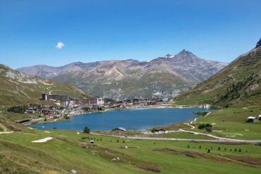Fransa dağlarındaki Tignes tatil köyünün manzarası