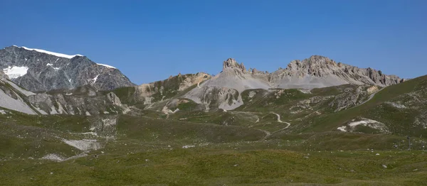 フランスアルプスの夏に岩のアーチを持つ山の風景 Tignes — ストック写真