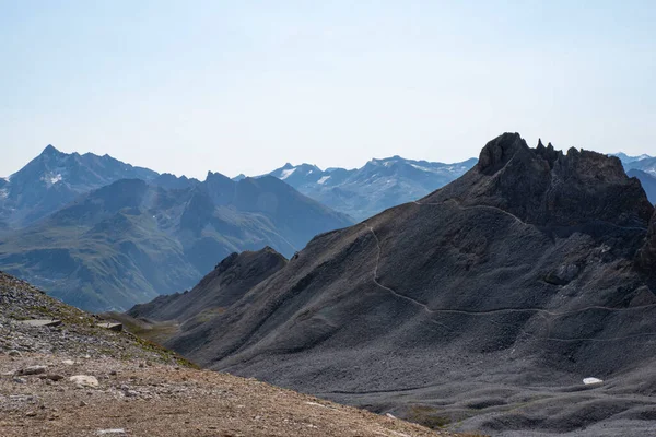 フランスアルプスの夏に岩のアーチを持つ山の風景 Tignes — ストック写真
