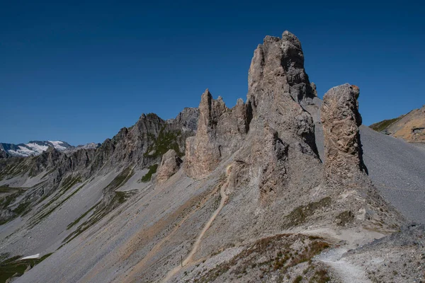 フランスアルプスの夏に岩のアーチを持つ山の風景 Tignes — ストック写真