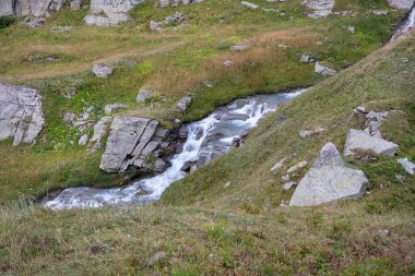 Fransa 'nın Alplerinde yaz mevsiminde bir dağ manzarasında şelale
