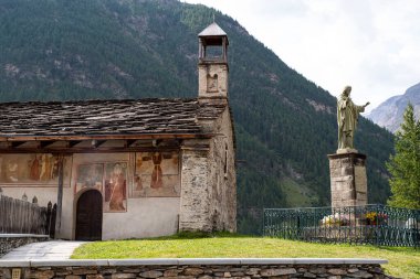 Fransa 'da Alpler' de dışarıdan görülen eski bir kilise.