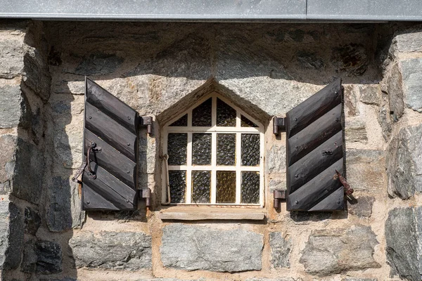 Stare Okno Okiennicami Litego Drewna Kamienną Ścianą Alpach Francji Obraz Stockowy