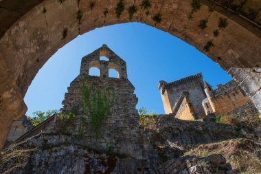 Fransa 'nın Dordogne bölgesindeki Comarque Şatosu' nun ortaçağ kalıntıları.