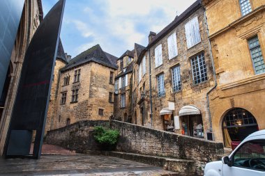Fransa 'nın Sarlat kentinin merkezinde, eski taş evleri var. 