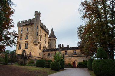 Fransa 'nın Dordogne bölgesinde bulunan Puymartin Ortaçağ şatosunun dışında.
