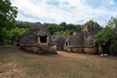 Cabane du Breuil, ya da sıkıcılar, Fransa 'nın Dordogne bölgesinde küçük taş kulübeler.
