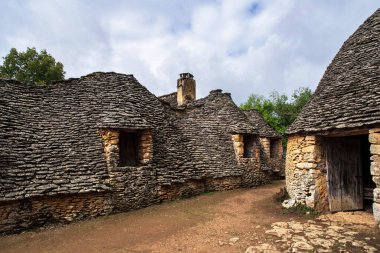 Cabane du Breuil, ya da sıkıcılar, Fransa 'nın Dordogne bölgesinde küçük taş kulübeler.