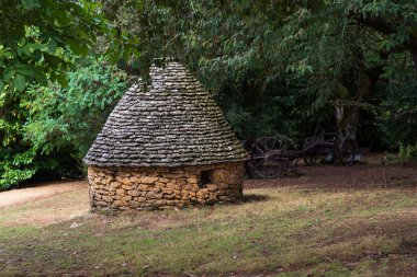Cabane du Breuil, ya da sıkıcılar, Fransa 'nın Dordogne bölgesinde küçük taş kulübeler.