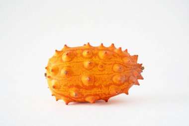 Bir kiwano, Afrika boynuzlu salatalığı, egzotik portakal sarısı meyvesi.