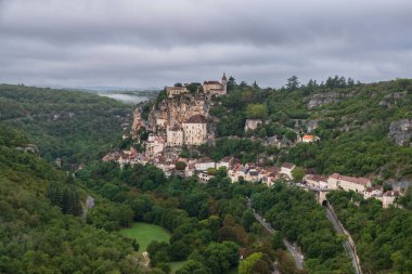 Rocamadour köyü Fransa 'da bir uçurumda
