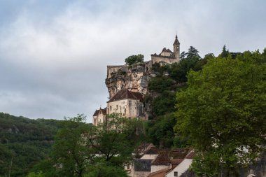Rocamadour köyü Fransa 'da bir uçurumda