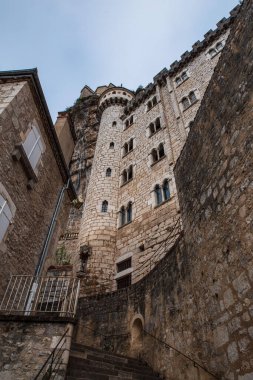 Fransa 'nın Rocamadour kentindeki Saint-Sauveur Bazilikası' nın dışında.