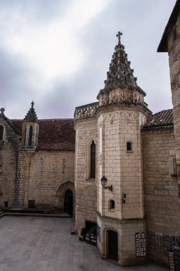 Fransa 'nın Rocamadour kentindeki Saint-Sauveur Bazilikası' nın dışında.