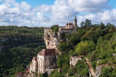 Rocamadour köyü Fransa 'da bir uçurumda