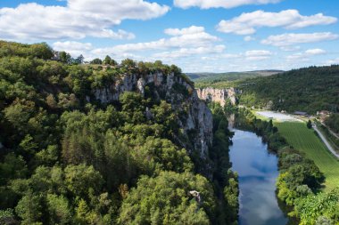 Fransa 'nın Saint-Cirq-Lapopie köyünün eteklerindeki doğa, ekili tarlaları, nehri ve ormanı ile