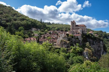 Fransa 'nın Saint-Cirq-Lapopie köyündeki evlerin mimarisi