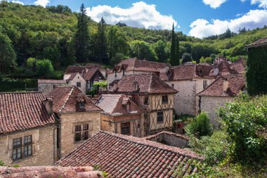 Fransa 'nın Saint-Cirq-Lapopie köyündeki evlerin mimarisi