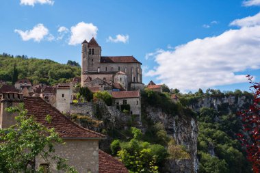 Fransa 'nın Saint-Cirq-Lapopie köyündeki evlerin mimarisi