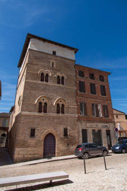 Fransa 'nın Caussade kasabasındaki ortaçağ evlerinin dışında.