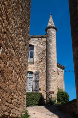 Fransa 'nın ortaçağ Bruniquel köyünün mimarisi.