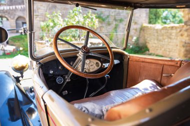 Güney Fransa 'da tipik bir eski evin önüne park edilmiş eski bir arabanın yakın çekimi.