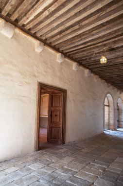 Fransa 'nın ortaçağ Bruniquel köyündeki eski bir evin iç mimarisi.