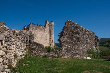 Penne Ortaçağ Şatosu bir kayaya tünemişti.