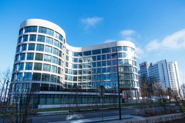 Villejuif, Fransa 'da modern cam bir binanın dış cephesi.