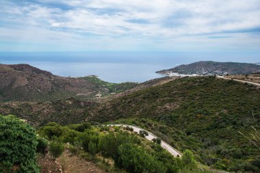 İspanya 'daki Sant Pere de Rodes manastırından sahil manzarası, şehir, orman ve deniz manzarası