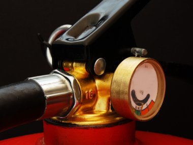 Kırmızı yangın söndürücü