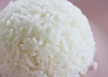 Bir tabak haşlanmış pirinç