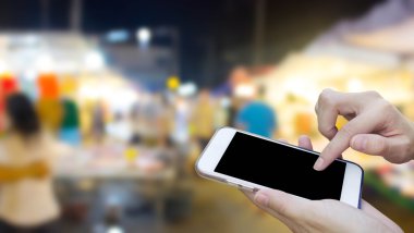 Cep telefonu dokunmatik ekran ile bulanıklık gece Pazar kullanan kadın