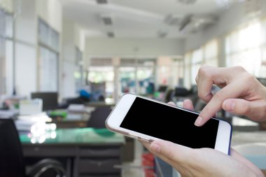 Cep telefonu dokunmatik ekran ile bulanıklık office kullanan kadın