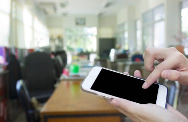 Cep telefonu dokunmatik ekran ile bulanıklık office kullanan kadın