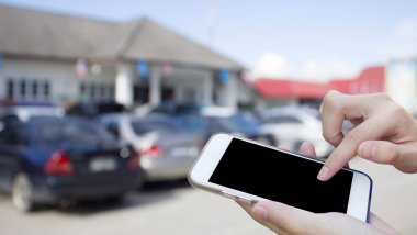 Cep telefonu dokunmatik ekran ile bulanıklık arabalar Park kullanan kadın