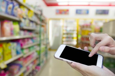 Cep telefonu dokunmatik ekran bulanıklık alışveriş merkezi ile kullanan kadın