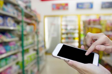 Cep telefonu dokunmatik ekran bulanıklık alışveriş merkezi ile kullanan kadın