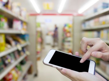 Cep telefonu dokunmatik ekran bulanıklık alışveriş merkezi ile kullanan kadın