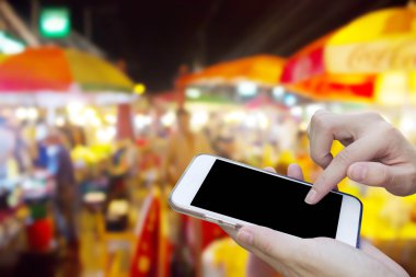 Cep telefonu dokunmatik ekran ile bulanıklık gece Pazar kullanan kadın