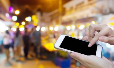 Cep telefonu dokunmatik ekran ile bulanıklık gece Pazar kullanan kadın